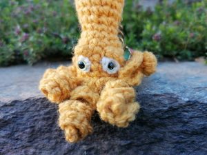 Porte-clés en forme de pieuvre crocheté main jaune