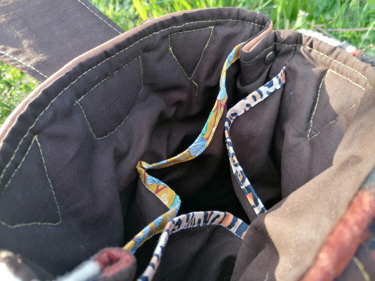 Grand sac à main , porté épaule, style alternatif , imprimé vache, motif abeille