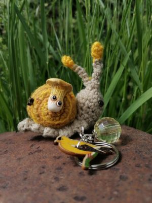 Amigurumi escargot à pampille , cagouille, caracole, porte-clé, avec sa maison jaune à pampilles