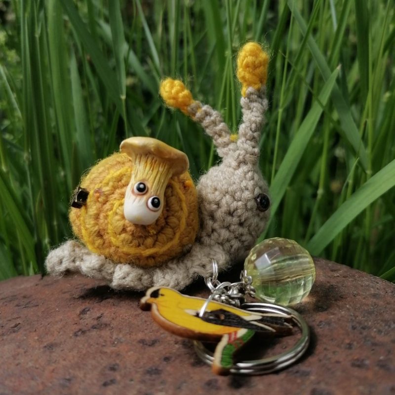 Amigurumi escargot à pampille , cagouille, caracole, porte-clé, avec sa maison jaune à pampilles