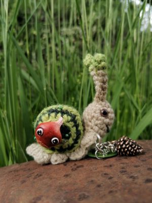 Amigurumi escargot à pampille , cagouille, caracole,  porte-clé, avec sa maison verte à pampilles