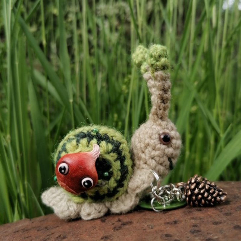 Amigurumi escargot à pampille , cagouille, caracole, porte-clé, avec sa maison verte à pampilles