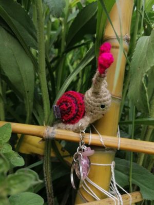 Amigurumi escargot à pampille , cagouille, caracole, porte-clé, avec sa maison violet et fuchsia à pampilles
