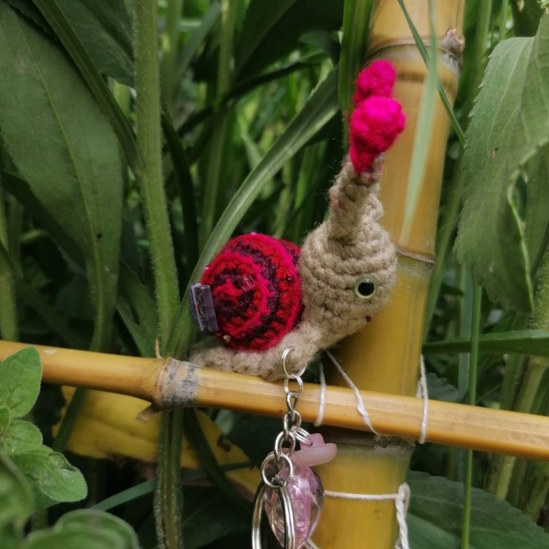 Amigurumi escargot à pampille , cagouille, caracole, porte-clé, avec sa maison violet et fuchsia à pampilles