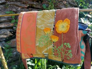 Sac, petite Besace de survie Édition " Flowers power California Vibes", velours, tissus d'ameublement et cotons