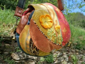La caraboule, sac rond ,Besace ronde ,"Flowers, " Flowers power California Vibes"
