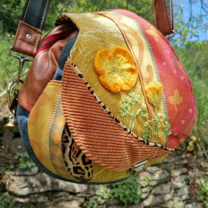 La caraboule, sac rond ,Besace ronde , »Flowers, » Flowers power California Vibes »