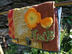 Castagne, petit sac, pochette ,"Flowers, " Flowers power California Vibes", velours, tissus d'ameublement et cotons