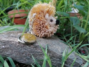 Amigurumi Porte-clés hérisson, Gris à la crinière jaune et marron clair, et bouton vintage motif cheval, crochet et pom-pom