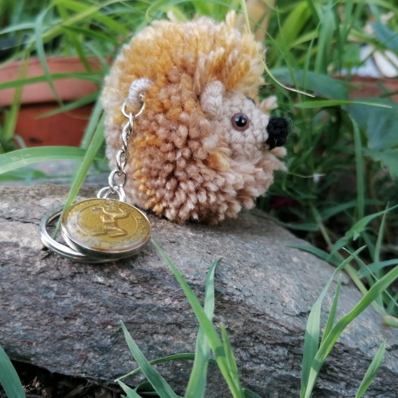 Amigurumi Porte-clés hérisson, Gris à la crinière jaune et marron clair, et bouton vintage motif cheval, crochet et pom-pom