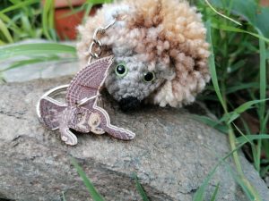 Amigurumi Porte-clés hérisson, gris à la crinière beige et marron, avec sa chouette, crochet et pom-pom