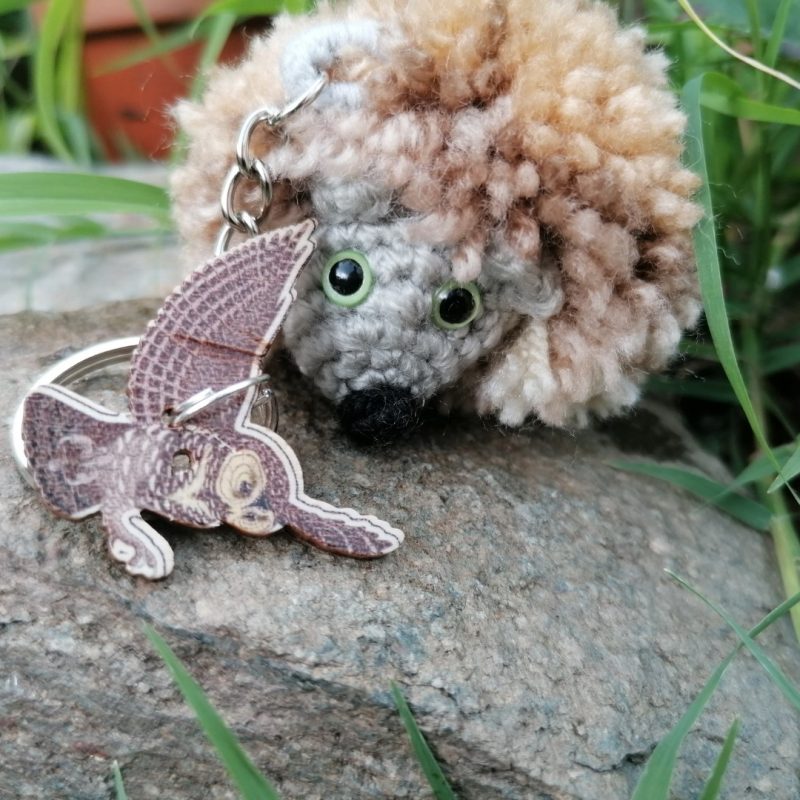 Amigurumi Porte-clés hérisson, gris à la crinière beige et marron, avec sa chouette, crochet et pom-pom