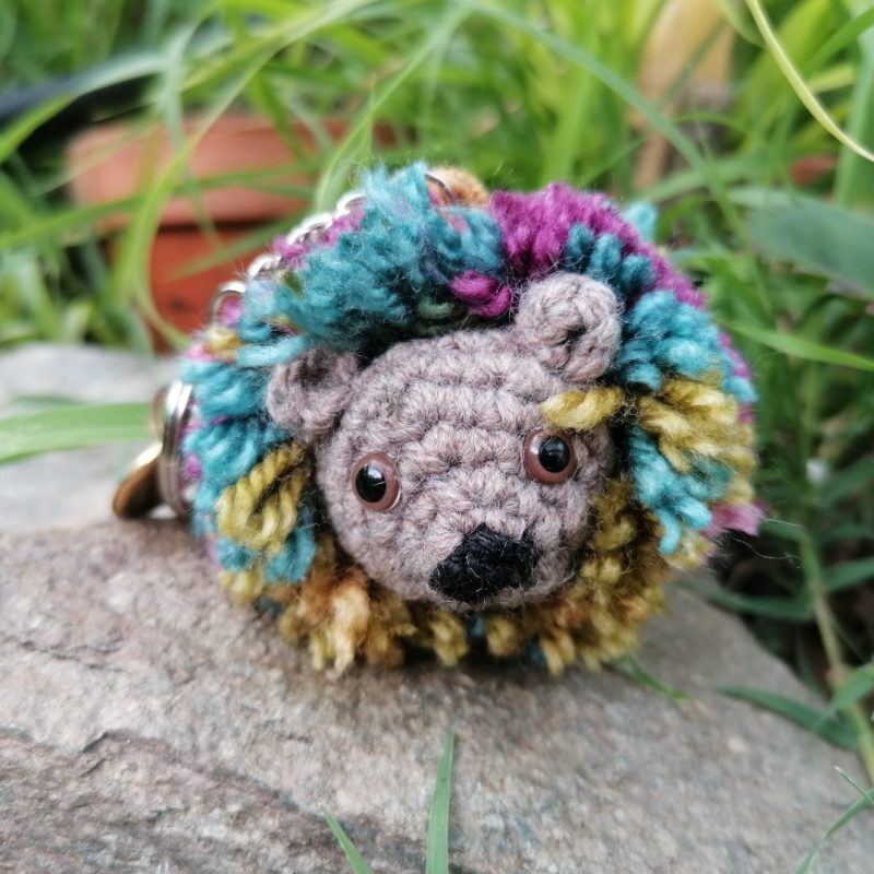 Amigurumi Porte-clés hérisson, gris à la crinière coloré et bouton prune et doré, crochet et pom-pom