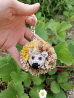 Amigurumi Porte-clés hérisson, gris à la crinière marron beige et jaune , et vieux bouton vintage  doré, crochet et pom-pom