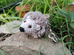 Amigurumi Porte-clés hérisson, gris et bouton argenté crochet et pom-pom