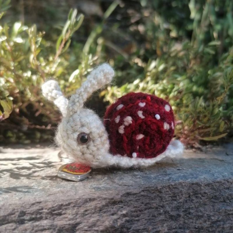 Amigurumi escargot à pampille , cagouille, caracole, porte-clé, avec sa maison amanite à pampilles