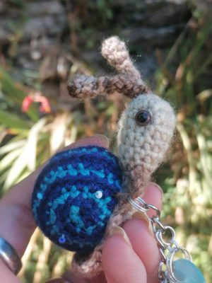 Amigurumi escargot à pampille , cagouille, caracole, porte-clé, avec sa maison bleue