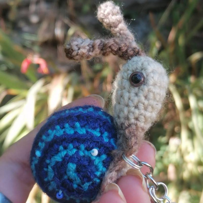Amigurumi escargot à pampille , cagouille, caracole, porte-clé, avec sa maison bleue