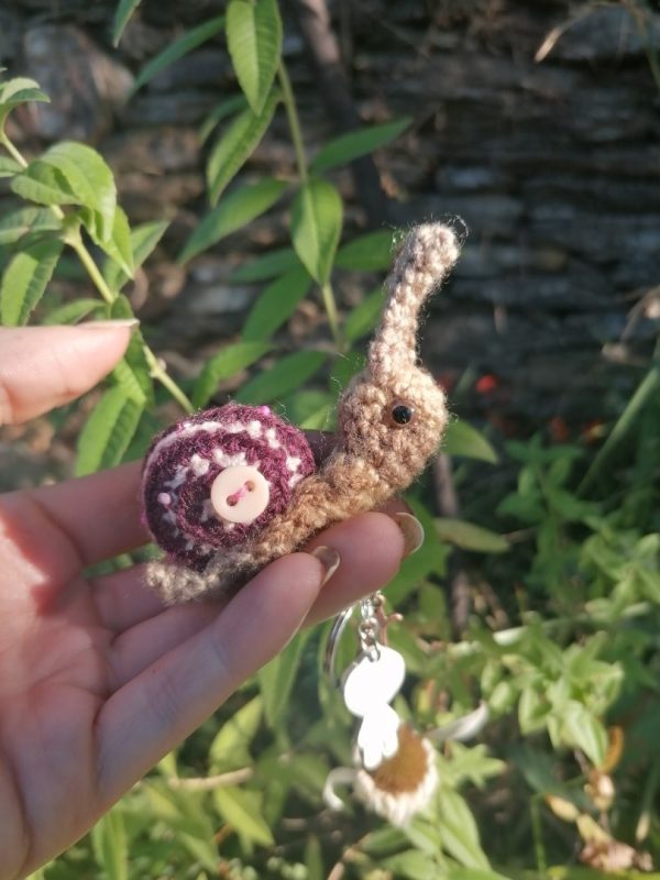 Amigurumi escargot à pampille , cagouille, caracole,  porte-clé, avec sa maison prune foncé et rose clair à pampilles