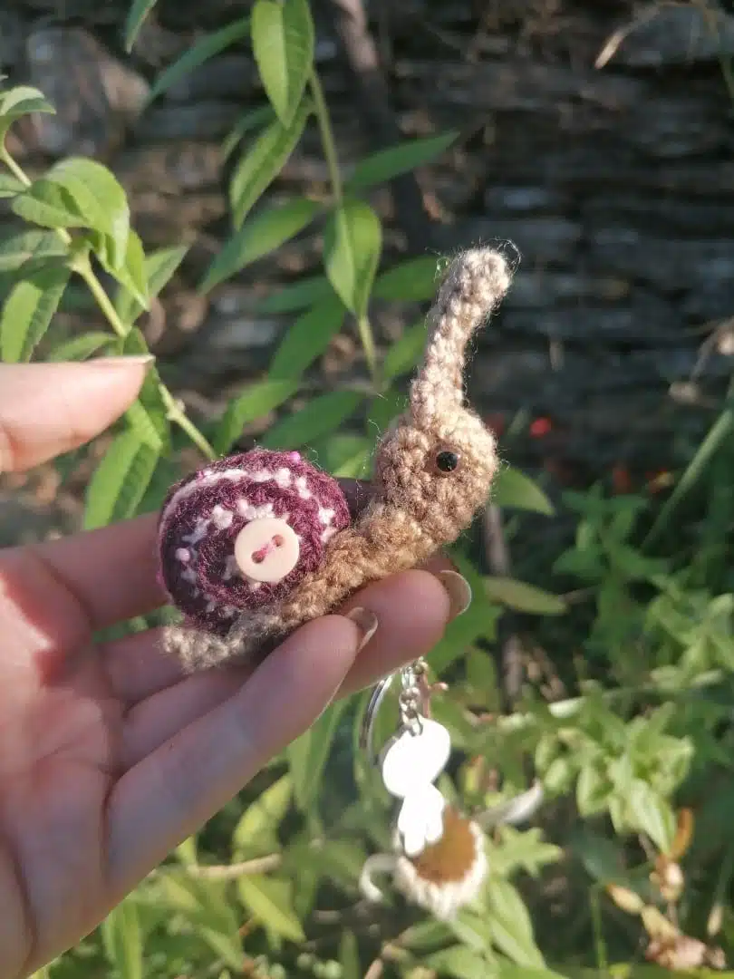 Amigurumi escargot à pampille , cagouille, caracole, porte-clé, avec sa maison prune foncé et rose clair à pampilles
