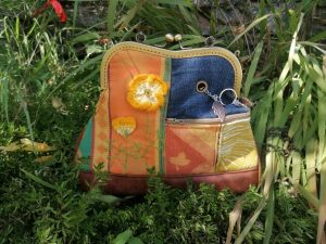 Sac à main, bohemian poéte, Flowers power california Vibes, jeans, tissus d'ameublements similis et fleurs pavot crochet