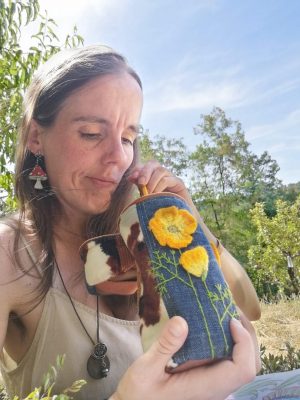 "Trousse pot , Flower power california Vibes, jean, simili, tissus, crochet,