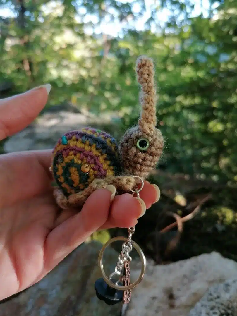 Amigurumi escargot à pampille , cagouille, caracole, porte-clé, avec sa maison coloré