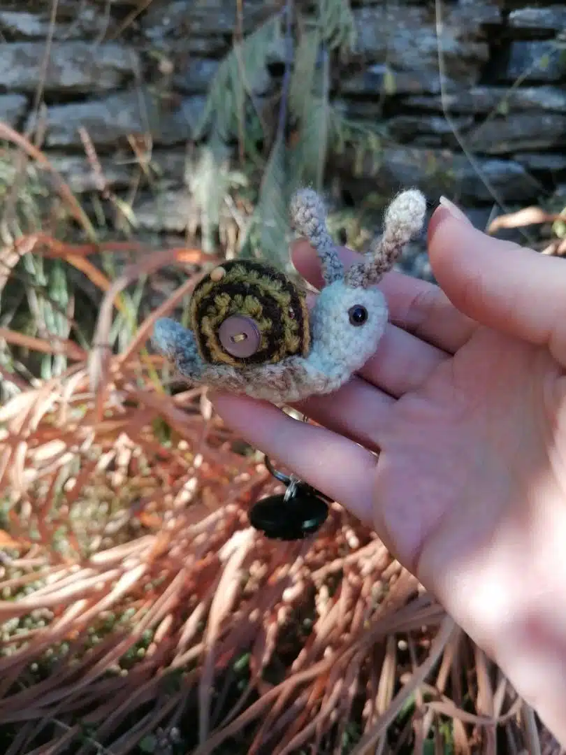 Amigurumi escargot à pampille , cagouille, caracole, porte-clé, avec sa maison vert , jaune et violet
