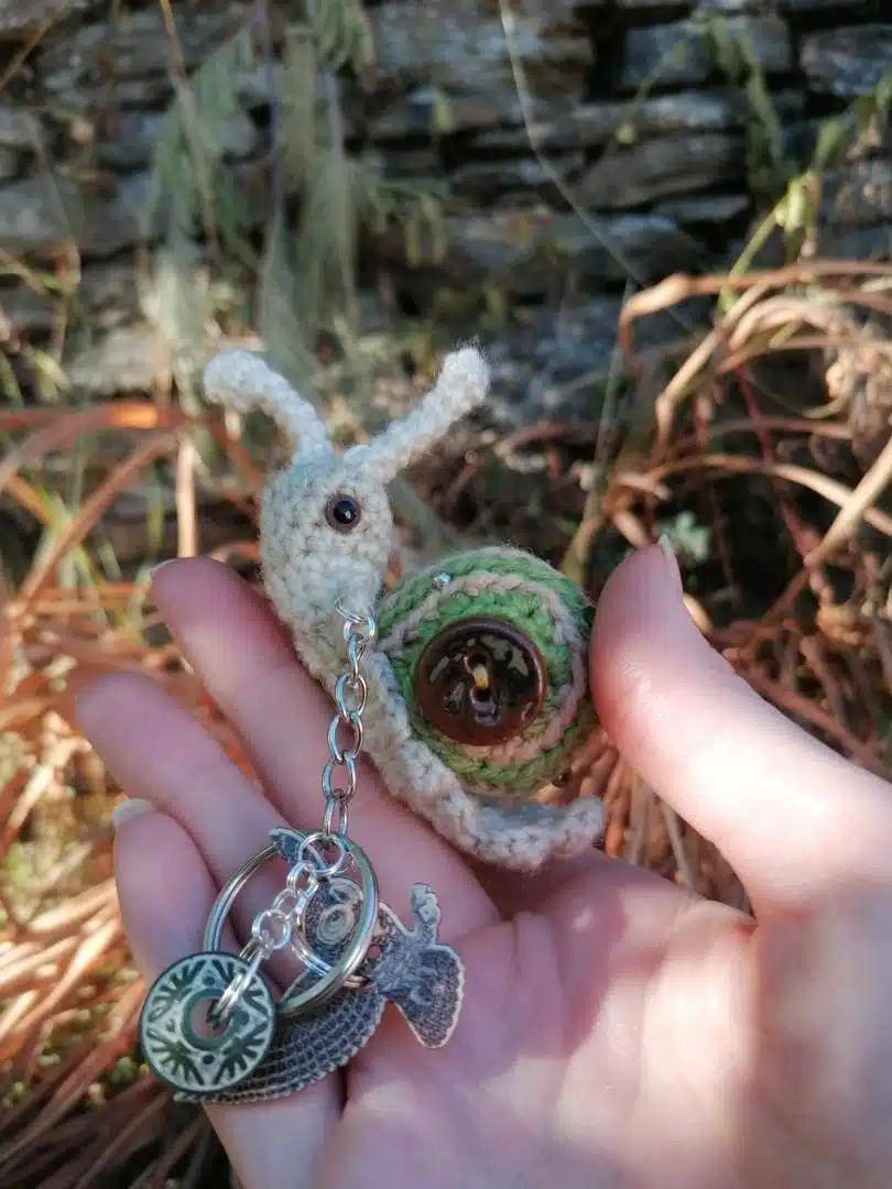 Amigurumi escargot à pampille , cagouille, caracole, porte-clé, avec sa maison verte et beige