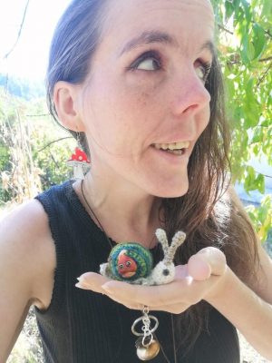 Amigurumi escargot à pampille , cagouille, caracole,  porte-clé, avec sa maison verte et sa châtaigne