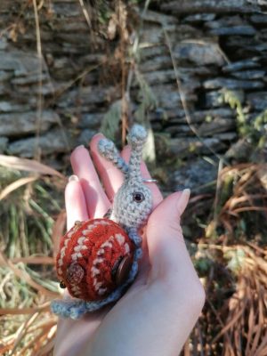Amigurumi escargot à pampille , cagouille, caracole,  porte-clé, avec sa maison rouille et beige