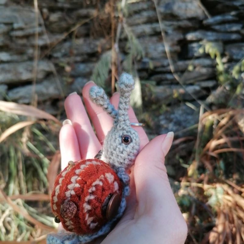 Amigurumi escargot à pampille , cagouille, caracole, porte-clé, avec sa maison rouille et beige