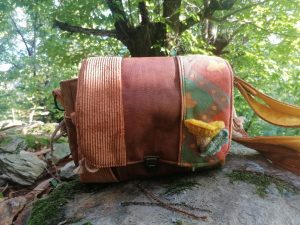 Mini Besace de survie, sacoche , "Mushroom times in autumn" , velours, simili , tissus d'ameublement ,girole en crochet et coton