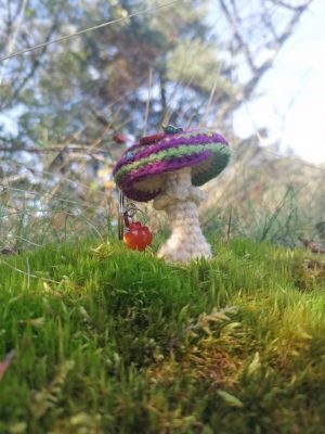 Porte-clés champignon , Amanite psychédélique, violette et verte au crochet, perles, boutons, acryliques apprêts, ouate