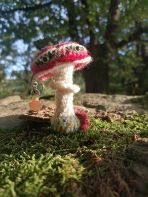Porte-clés champignon , Champignon psyché bucolique, rouge, roses et blanche au crochet, perles, boutons, acryliques apprêts, ouate
