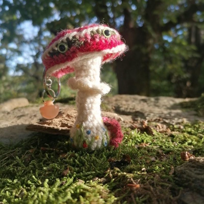 Porte-clés champignon , Champignon psyché bucolique, rouge, roses et blanche au crochet, perles, boutons, acryliques apprêts, ouate