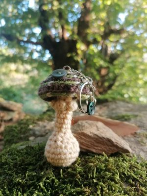 Porte-clés champignon , Amanite psychédélique, Violet rose verte et blanche au crochet, perles, boutons, acryliques apprêts, ouate
