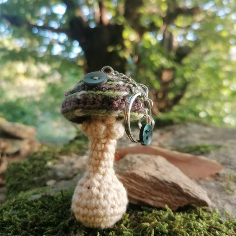 Porte-clés champignon , Amanite psychédélique, Violet rose verte et blanche au crochet, perles, boutons, acryliques apprêts, ouate