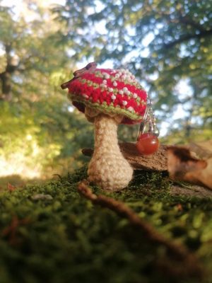 Porte-clés champignon , Amanite psychédélique, rouge-verte-et-blanche au crochet, perles, boutons, acryliques apprêts, ouate