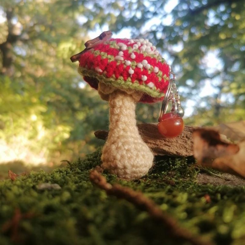 Porte-clés champignon , Amanite psychédélique, rouge-verte-et-blanche au crochet, perles, boutons, acryliques apprêts, ouate