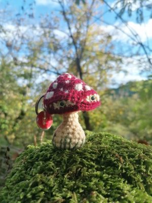 Porte-clés champignon , Champignon Amanite tue Mouche psyché , au crochet, acryliques apprêts, ouate
