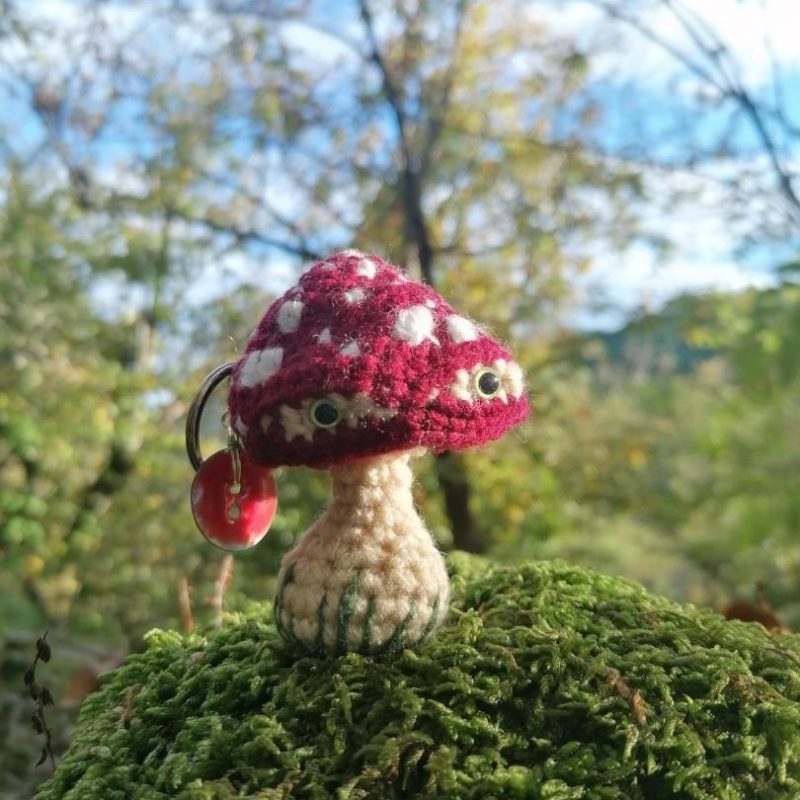 Porte-clés champignon , Champignon Amanite tue Mouche psyché , au crochet, acryliques apprêts, ouate