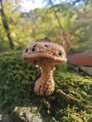 Porte-clés champignon , Champignon Coulemelle psyché , au crochet, acryliques apprêts, ouate