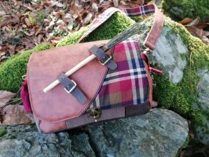 Petite Besace de survie , "Witch Scottish", Magic broom ,bois de mimosa et genet, simili, velours, tartan, cotons
