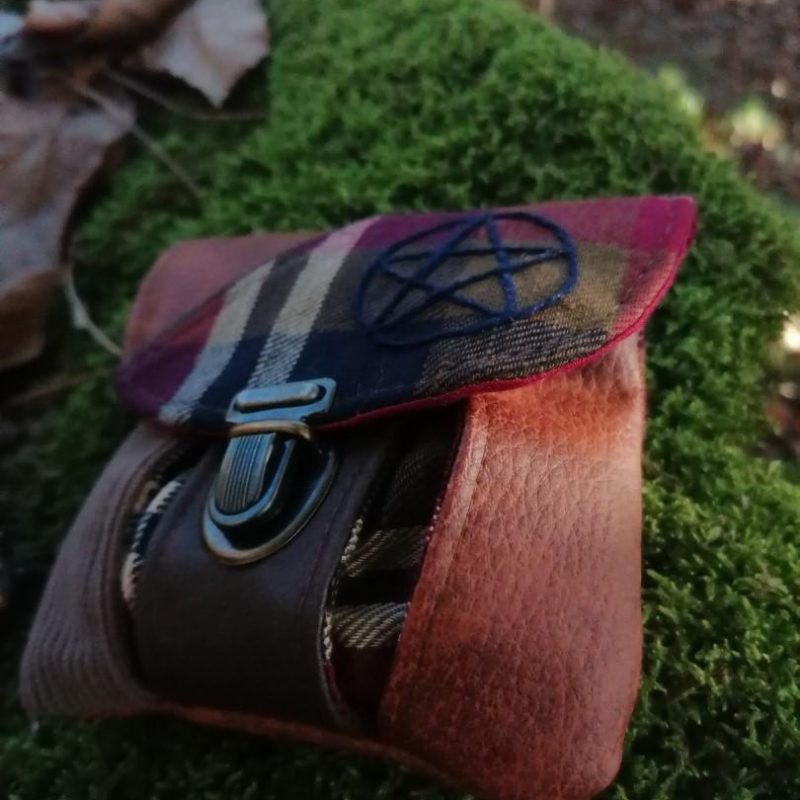 Porte-monnaie, petit pain, « Witch Scottish », Magic pentacle ,bois de mimosa et crochet, simili, velours, tartan, cotons