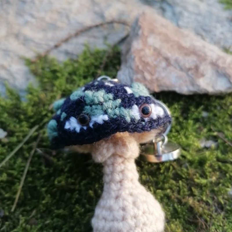 Porte-clés champignon , Champignon Amanite marécage , au crochet, acryliques apprêts, ouate