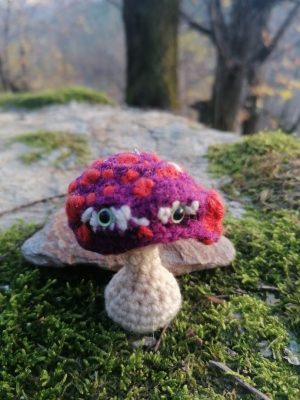 Porte-clés champignon , Champignon Amanite viollette et orange , au crochet, acryliques apprêts, ouate