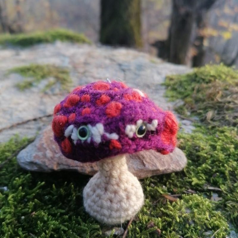 Porte-clés champignon , Champignon Amanite viollette et orange , au crochet, acryliques apprêts, ouate