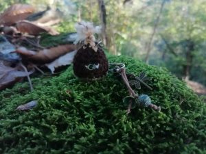 Porte-cles chataîgne, la Casta salamandingue, Mini Casta salamandingue, "Un oeil dans le marécage" , acrylique, perles bronze & cie