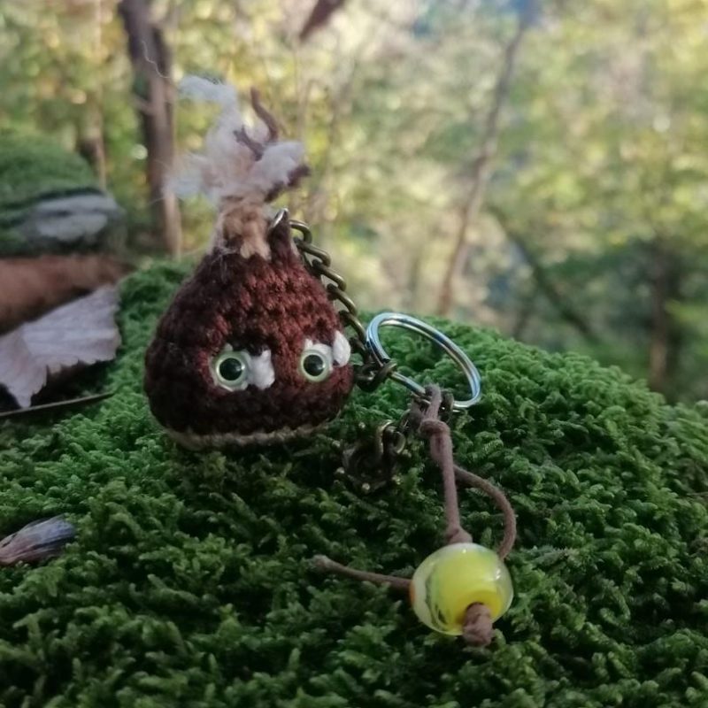 Porte-cles chataîgne, la Casta salamandingue, Flower power princesse, acrylique, perles verres chalumées, perles bronze